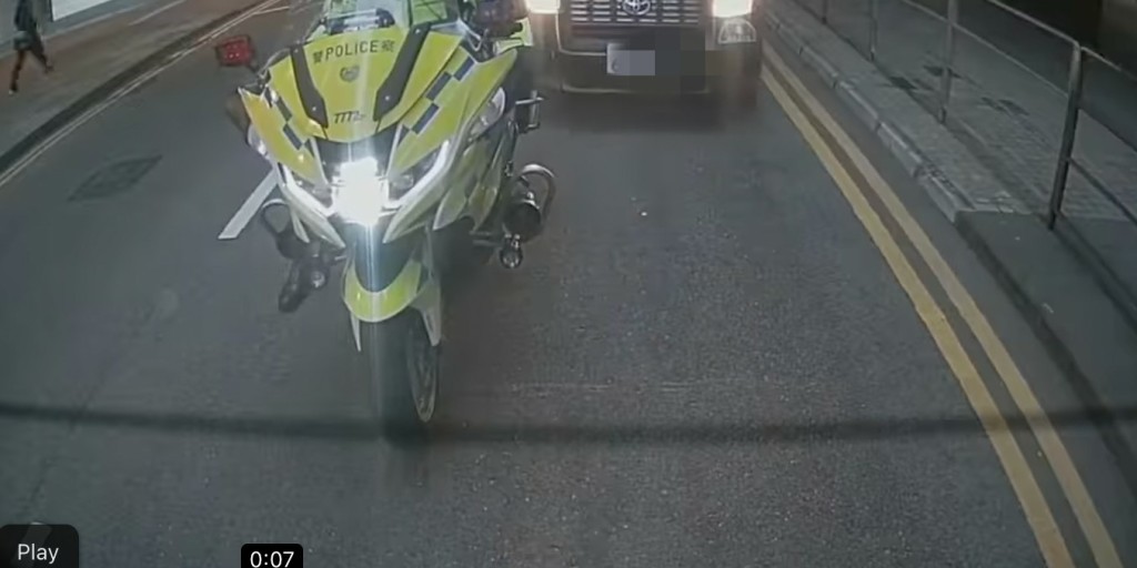 從車Cam畫面標示的時間顯示，事件發生於2月28日下午近6時，當時一名交通警員駕着電單車在路上行駛。