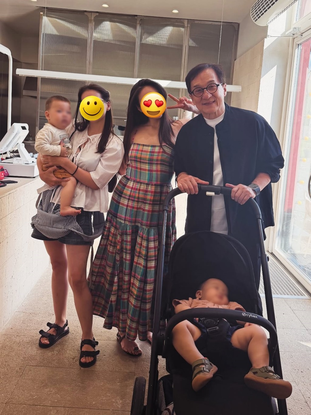 成龍推住BB車，流露慈祥笑容。