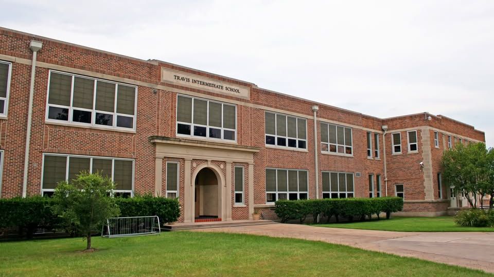 Travis Intermediate School。 學校facebook