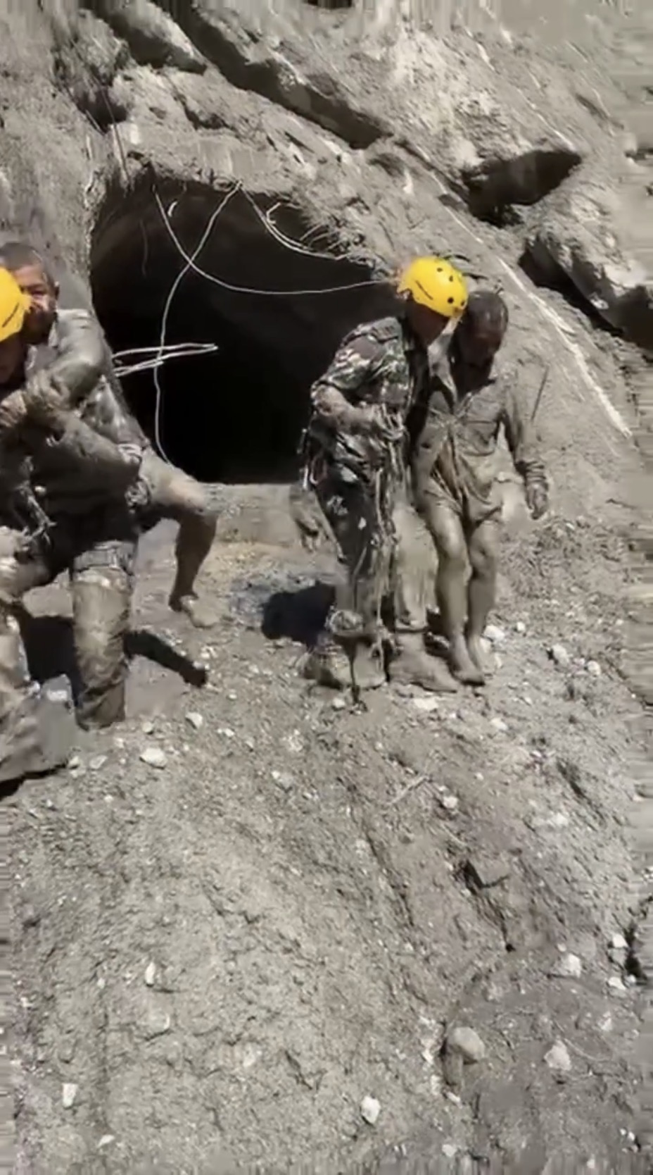 軍人陸續從翠蘇里水電工程隧道扶出滿身泥濘的人。 fb / PMO Nepal 軍人陸續從翠蘇里水電工程隧道扶出滿身泥濘的人。 fb / PMO Nepal