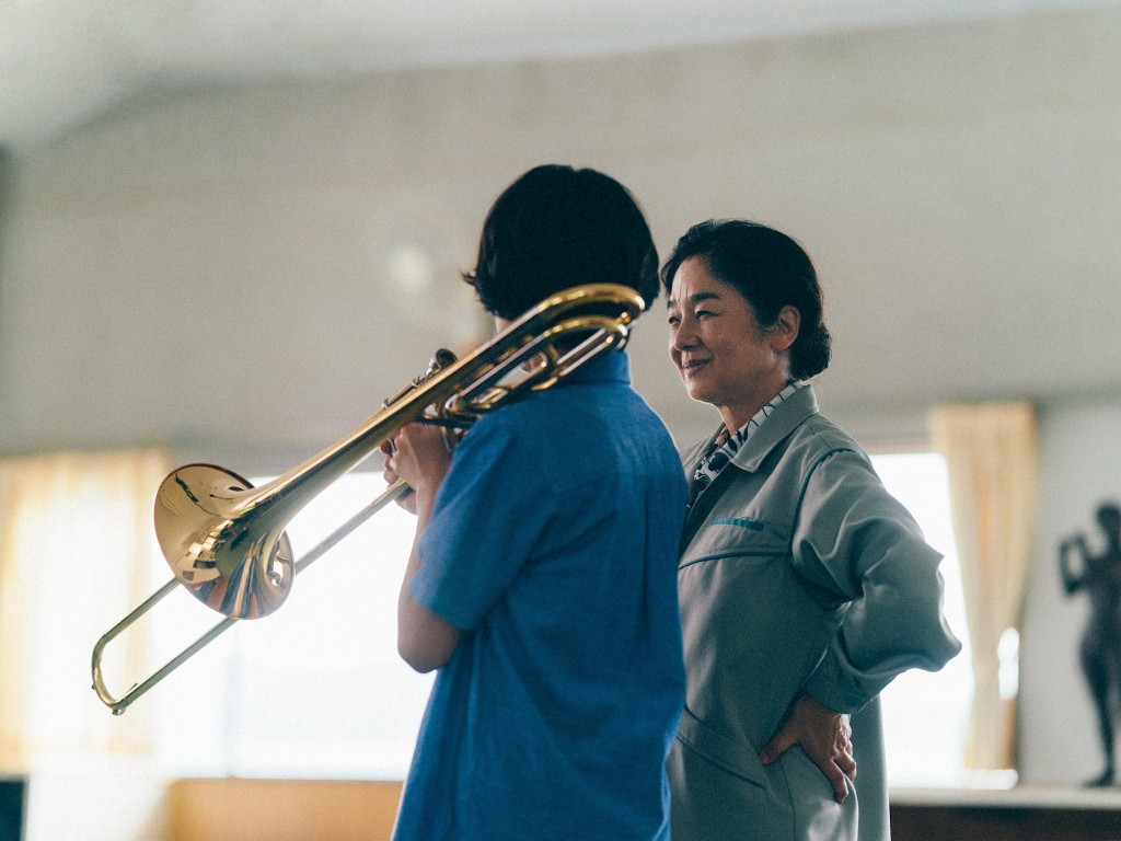 田中裕子饰演冷漠校长（右），仍有关怀学生的一面。