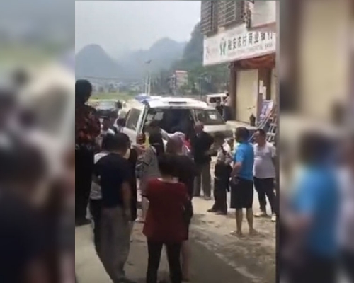 廣西男持刀打劫銀行被警槍傷，流彈誤傷一名路人。(網圖)