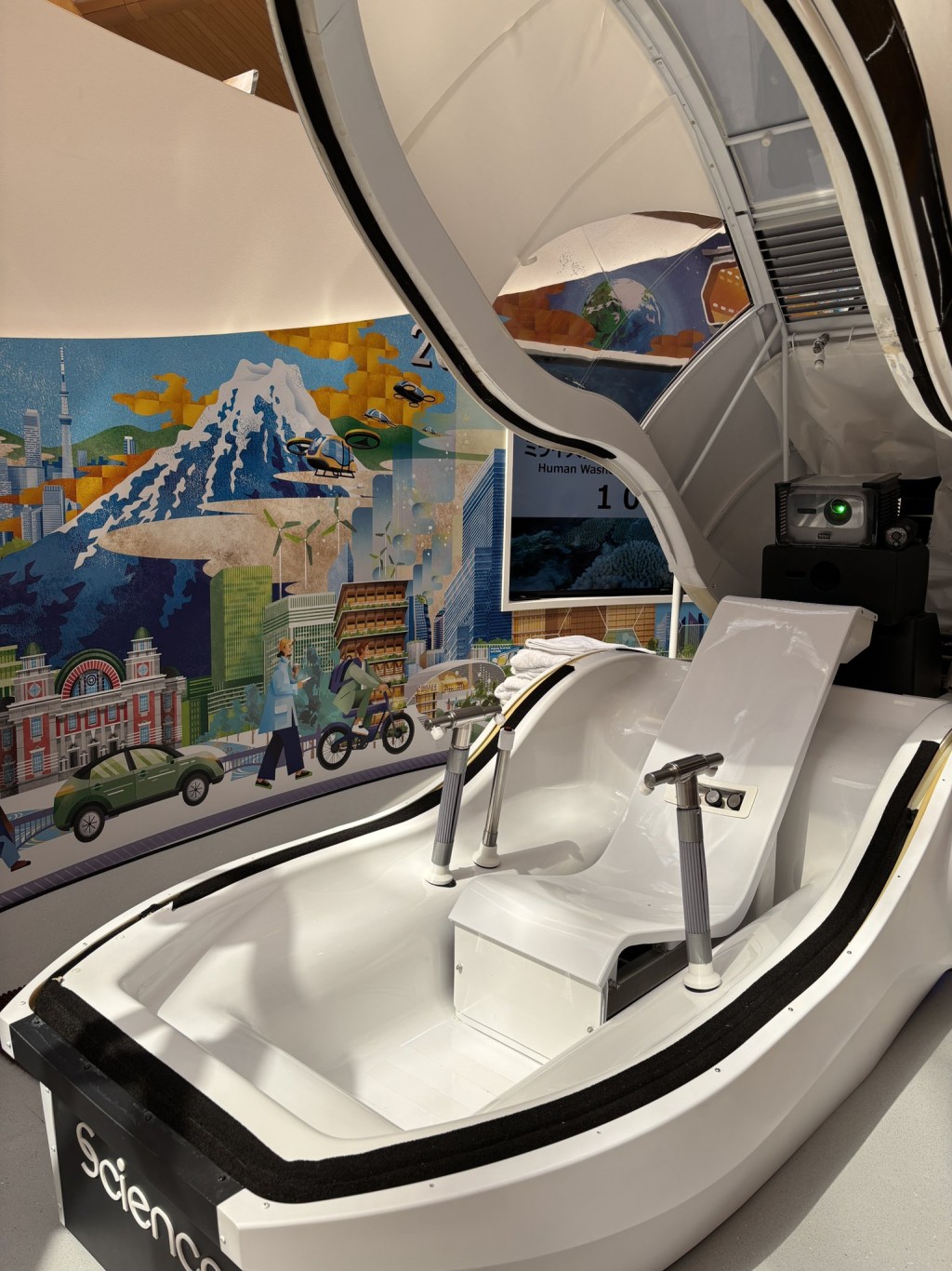 人只要躺進去、關上蓋子，機器便會在音樂聲中自動完成全身清潔。Science