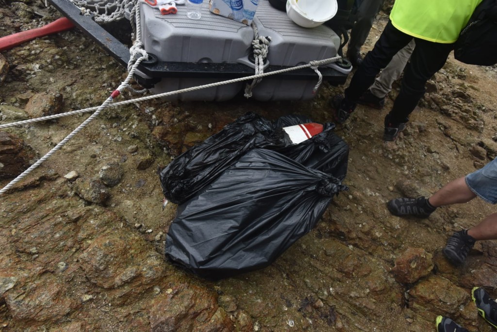 民航处人员检获飞机零件调查