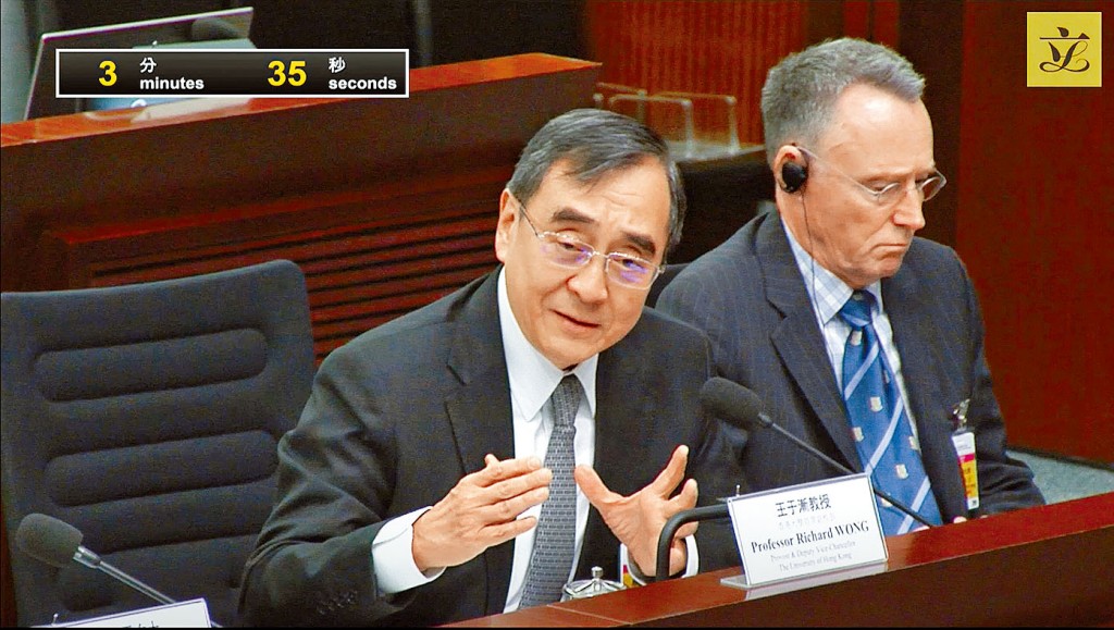 王于渐（左）指，即使学生遭投诉损害大学声誉，学生仍有机会解释，强调投诉程序能保障学生。 