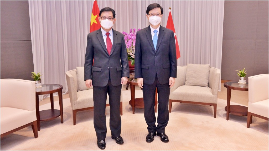 李家超(右)與新加坡副總理兼經濟政策統籌部長王瑞杰會面。