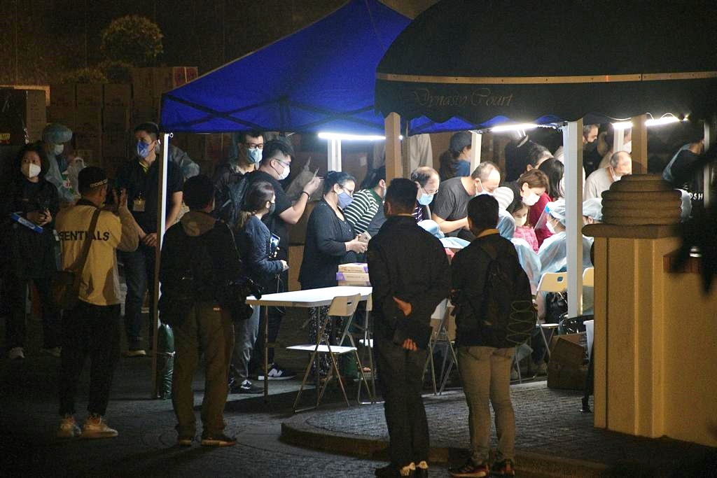 政府在半山帝景園強制檢測時發現2個初步確診個案。