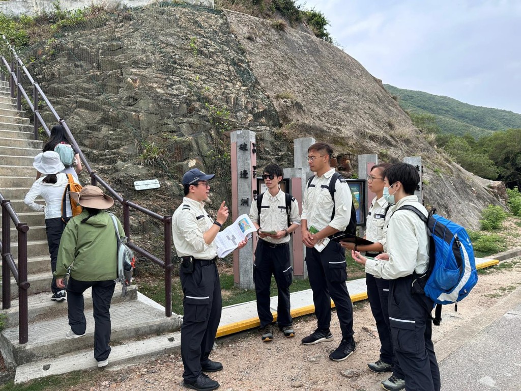 漁護署人員今早到西貢萬宜水庫東壩、破邊洲巡邏,提醒訪客注意行山安全以及帶走垃圾等。 漁護署人員今早到西貢萬宜水庫東壩、破邊洲巡邏,提醒訪客注意行山安全以及帶走垃圾等。