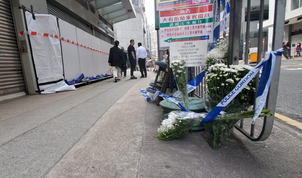 有市民在场摆放鲜花。