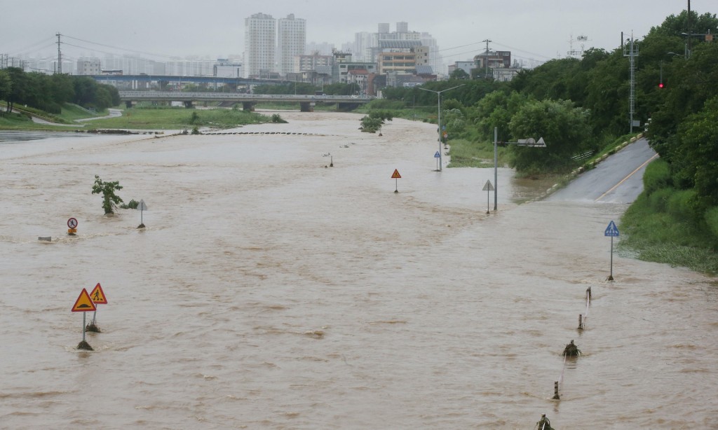 南韓多地暴雨成災，圖為該國清州市。路透社