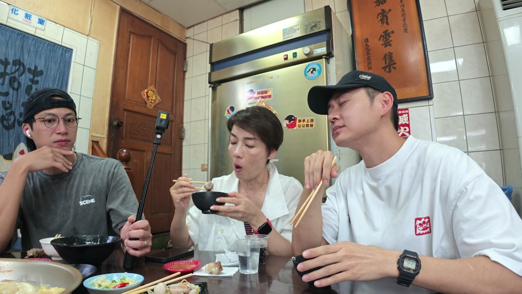 面對俗稱「羊佛」的羊睪丸,江美儀在挑戰前神情顯得格外凝重。 面對俗稱「羊佛」的羊睪丸,江美儀在挑戰前神情顯得格外凝重。