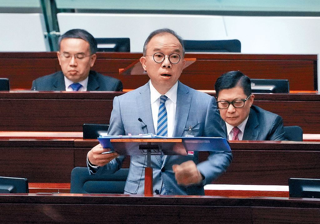 曾國衞指,政府現時建議承認在其他國家或地區依法成功登記的同性關係,有一套較為清晰、可供驗證準則。