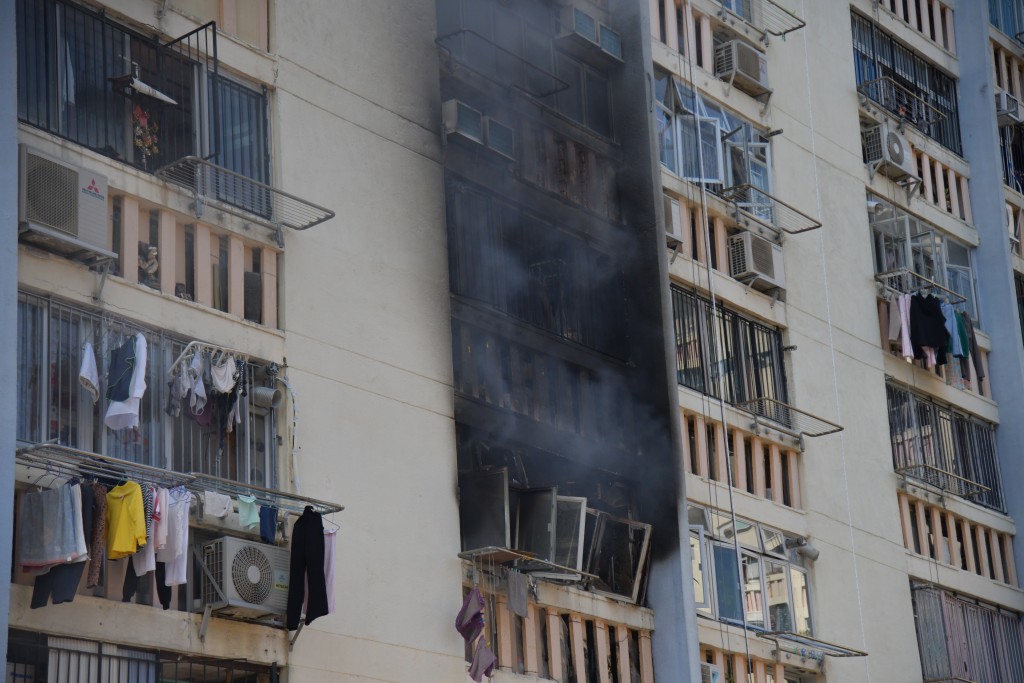 沙田禾輋邨顺和楼4楼一单位今日（10日）下午发生大火。徐裕民摄