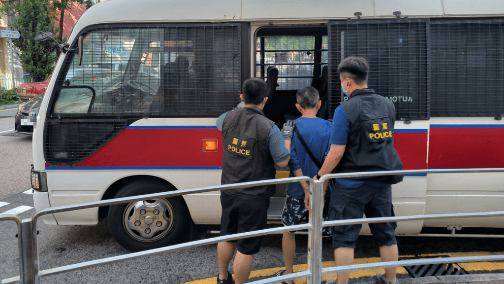行動中,警方拘捕兩名男子涉嫌販毒。