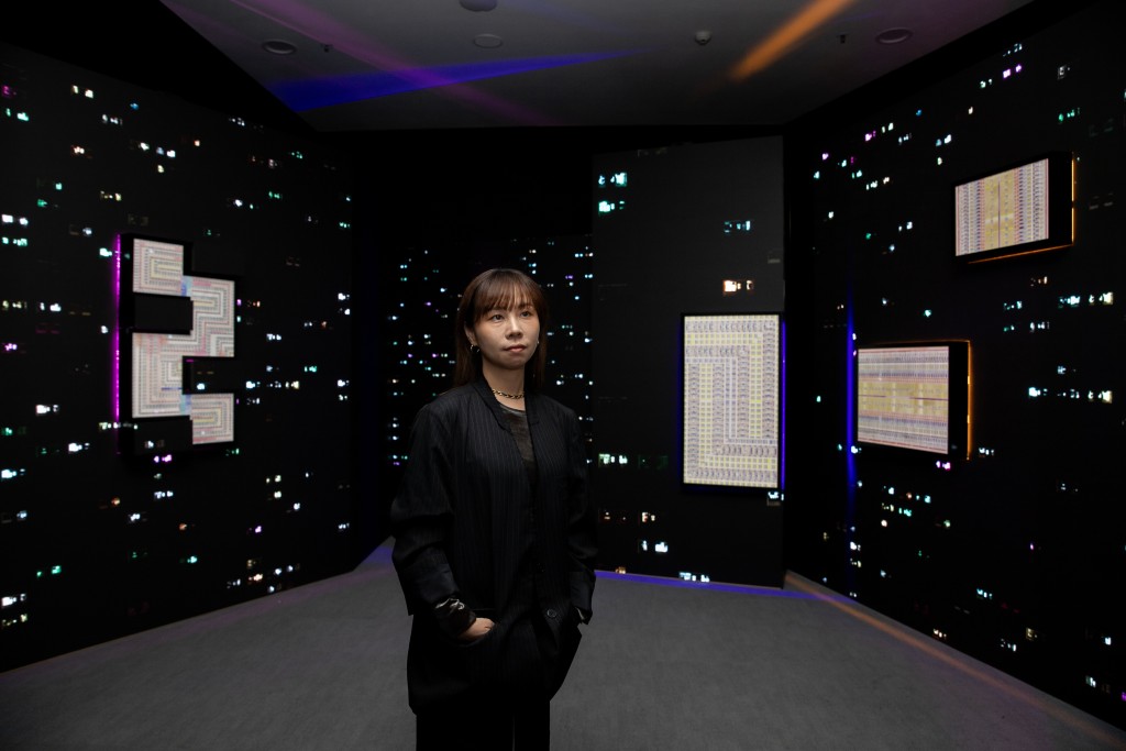 香港藝術家飛天豬（黃詠珊）以畫壇大師吳冠中水墨畫作《窗之眼》為靈感創作的沉浸式裝置作品《光進來的地方》。