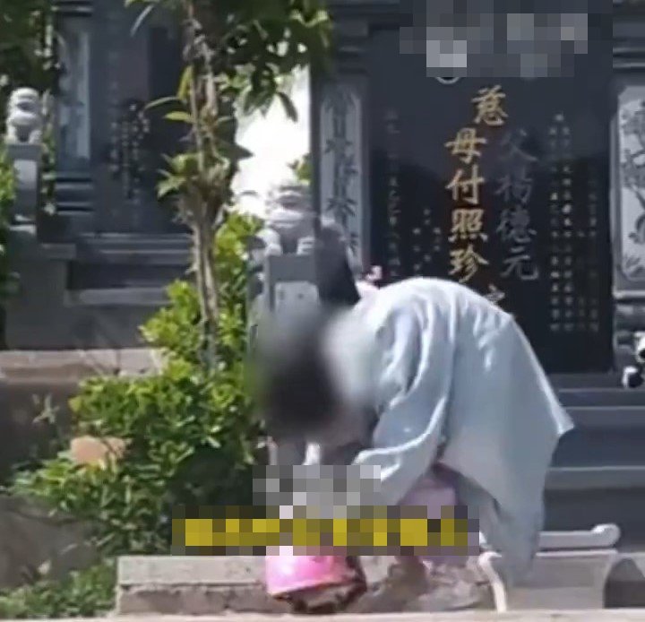 女孩因太想念外公外婆,要父亲带她到坟前探望二人。《北京日报》 女孩因太想念外公外婆,要父亲带她到坟前探望二人。《北京日报》