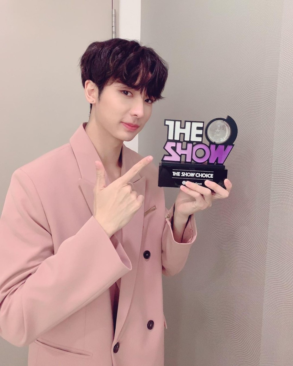 成员Yuto与奖座合照。