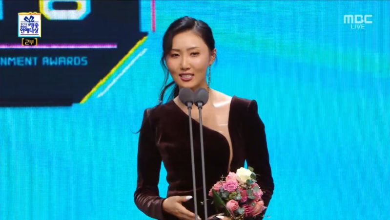 華莎獲頒綜藝節目部門優秀獎。