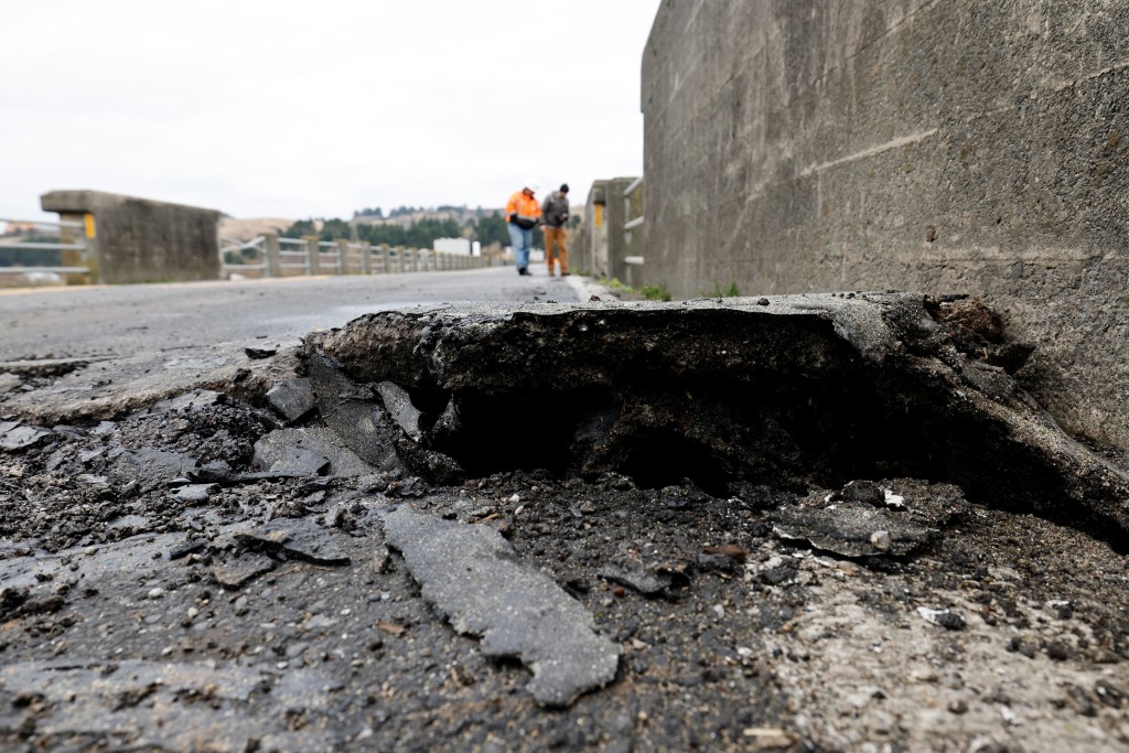 加州地震后，桥梁表面出现大裂缝。路透