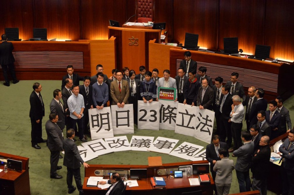 民主派議員示威。