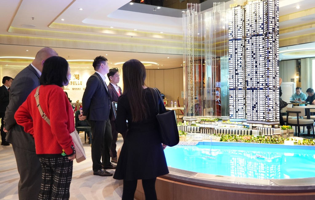 昨日下午時份,仍有不少睇樓客,細心研究樓層單位分布。 昨日下午時份,仍有不少睇樓客,細心研究樓層單位分布。