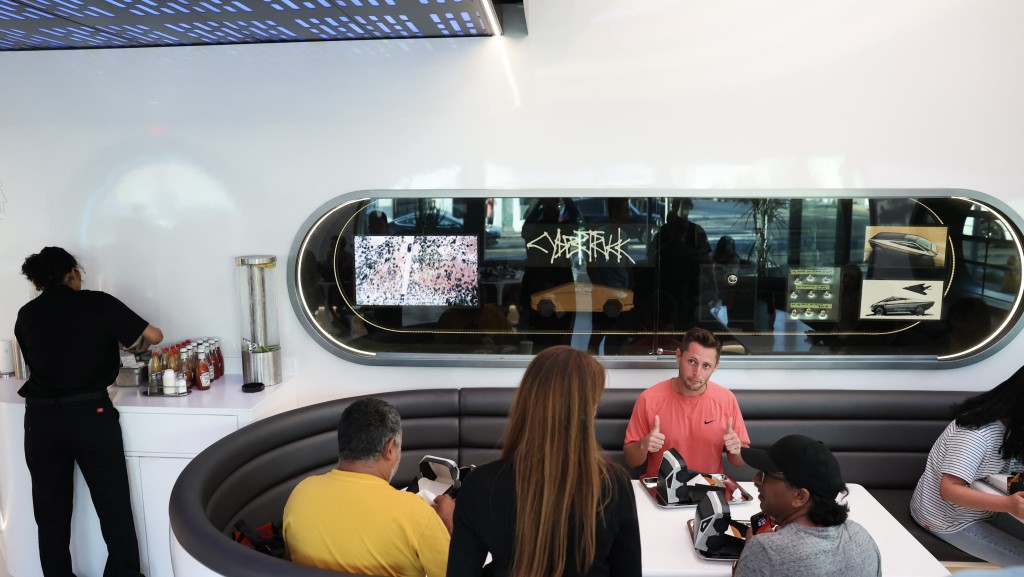 特斯拉餐廳（Tesla Diner）設計充滿科幻感。 路透社