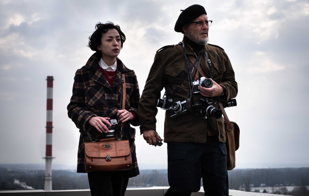 尤金史密斯与老婆一起远赴日本水银毒案揭发真相。