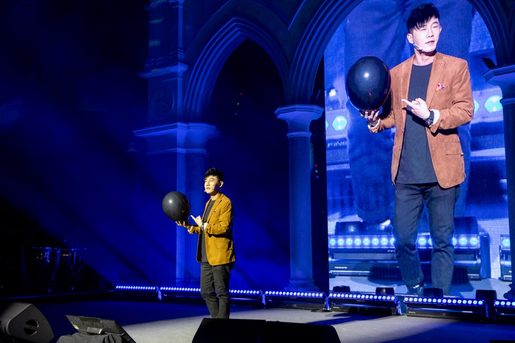 紧张刺激的演出后，第六章「变出条血路」由魔术大师Louis Yan及新晋魔术师Benny Li主理，连串魔术表演带动全场气氛