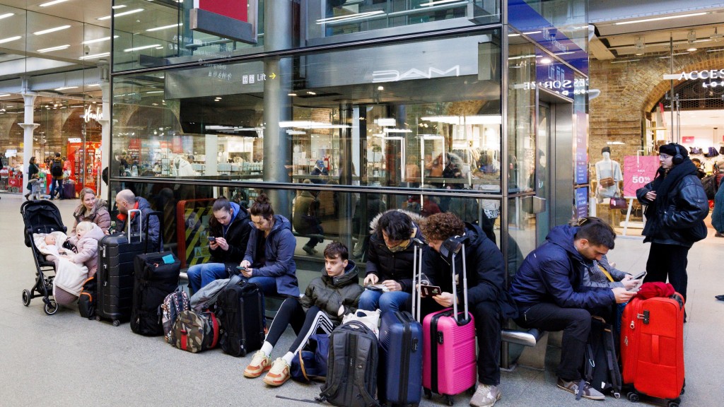 滞留旅客在伦敦圣潘克拉斯车站欧洲之星闸外等待。 路透社