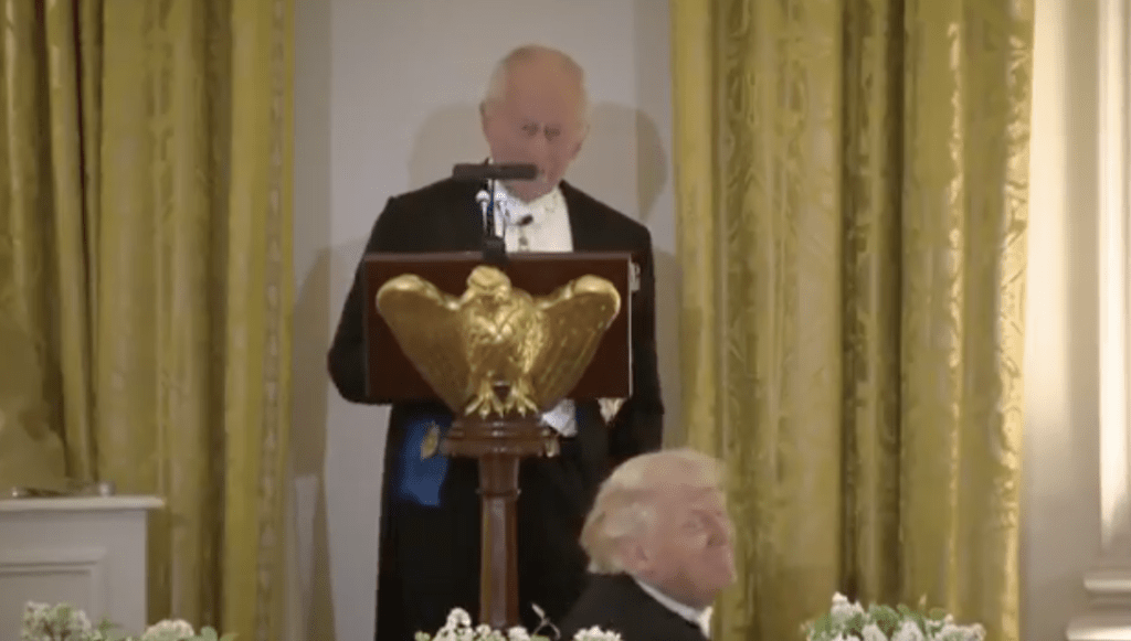 台下的特朗普聞言後笑了一笑，還轉過頭來望一望其他賓客。X@Acyn影片截圖