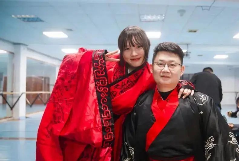 汶川地震被救女孩,17年後嫁給施救軍人。 汶川地震被救女孩,17年後嫁給施救軍人。