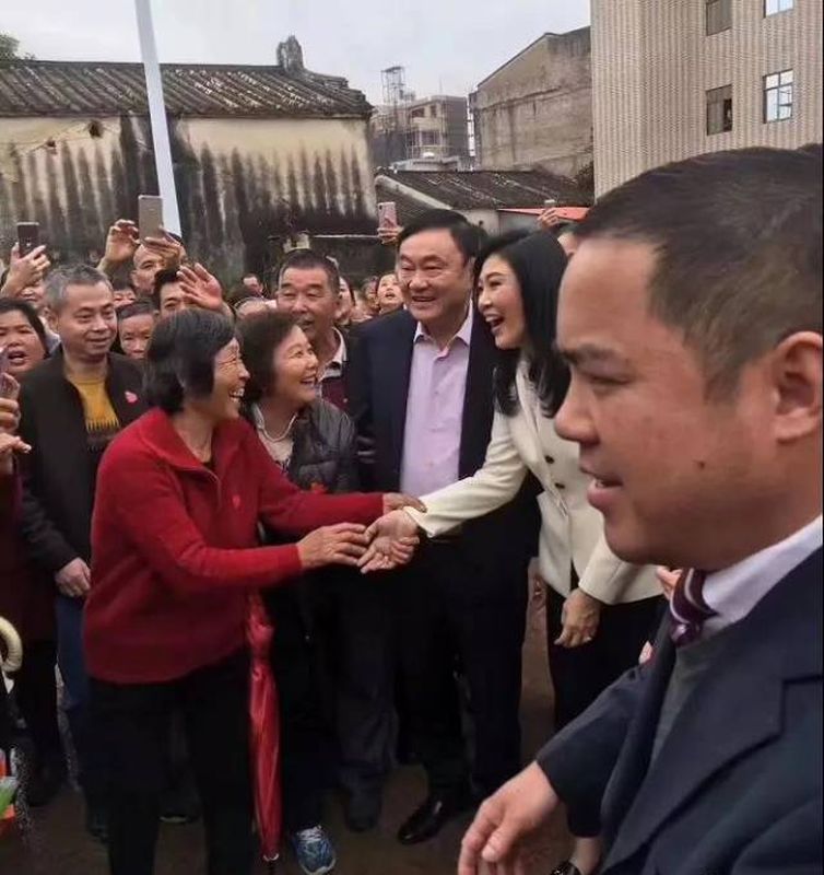 他信和英祿兄妹受到鄉親們的熱烈歡迎。網圖