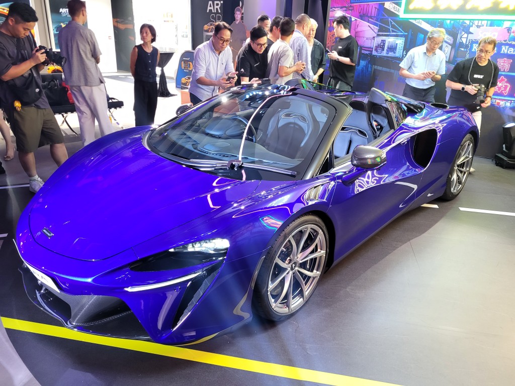 全新McLaren Artura Spider开顶版PHEV混能超跑车价落实为428万港元起，相比Coupe版约贵40万港元。