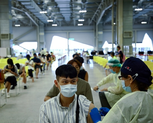 台灣周二有逾11萬民眾接種高端疫苗。路透社資料圖片