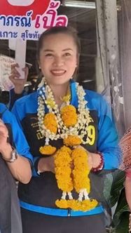 泰国45岁女政客普拉帕彭，与24岁的和尚“养子”帕玛哈 通奸被揭发。