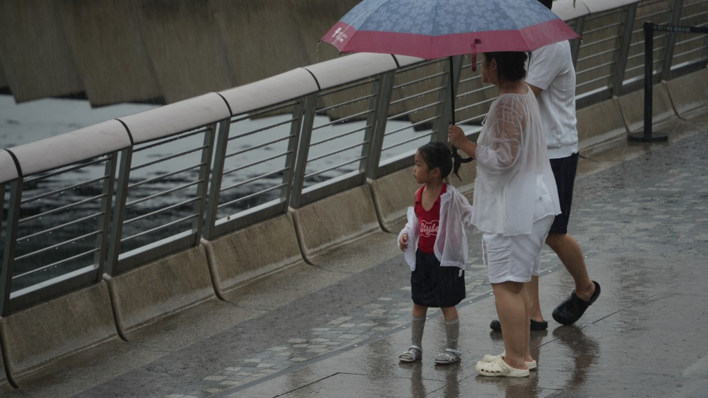 天文台料今日餘下時間天氣相當不穩定 雨勢有時頗大