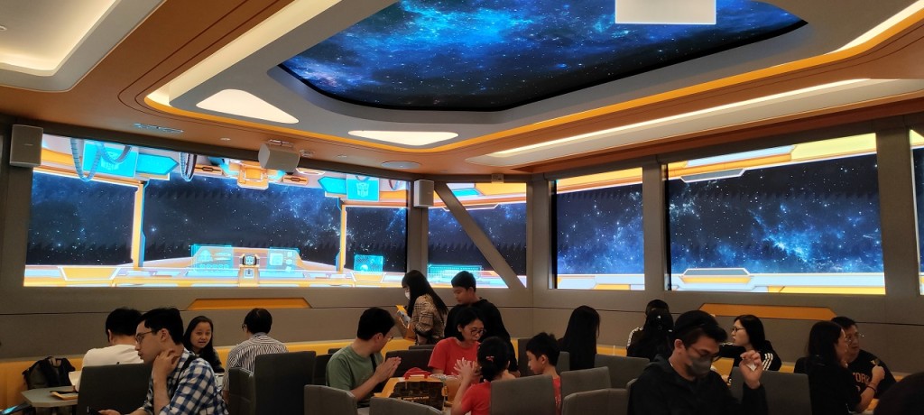 餐厅周遭仿船舱及外太空屏幕设计，尤如进入环球影城变形金刚主题馆。(莫家文摄)