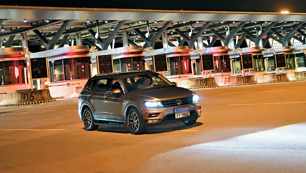 粵車南下首批掛有「FT」字頭車牌的廣東私家車，凌晨陸續經港珠澳大橋駛入本港市區。