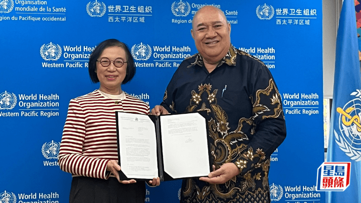 世衛西太平洋區域主任Saia Ma'u Piukala與陳肇始日前在馬尼拉簽署合作協議，指定PHCA為「世界衛生基層醫療健康及護理專業人員發展合作中心」。港大提供
