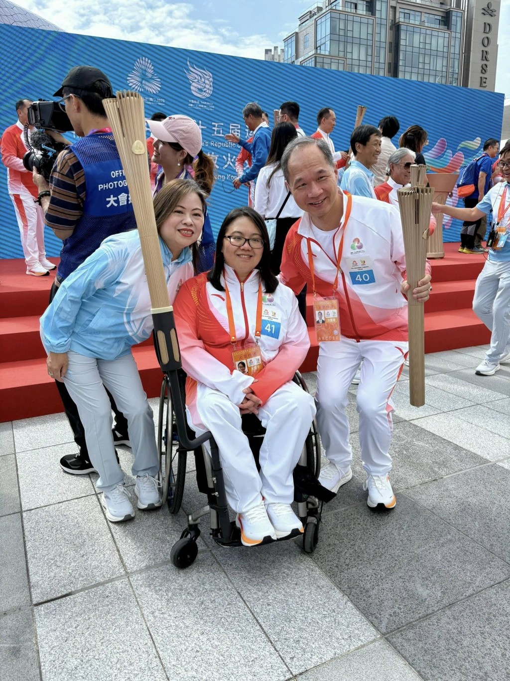 羅淑佩與不同火炬手「打卡」合照。