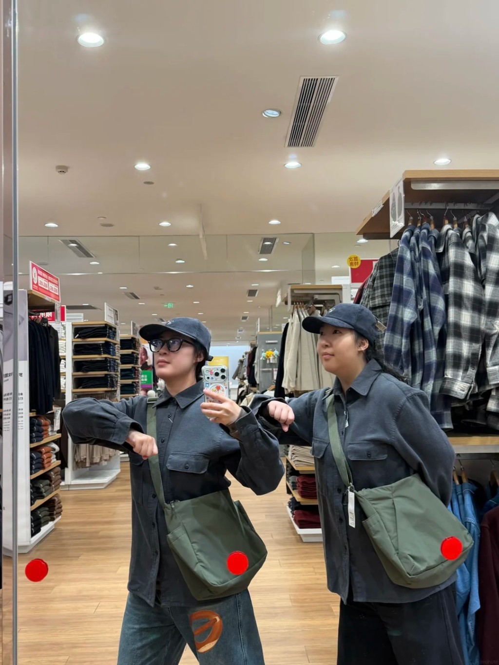 UNIQLO工装衫配斜孭袋秒变“红军装”,北京青年涌店打卡。 小红书 UNIQLO工装衫配斜孭袋秒变“红军装”,北京青年涌店打卡。 小红书
