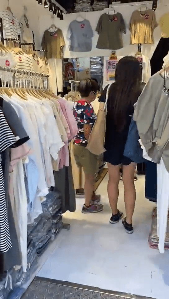 兩人走入店鋪內，鋪內仍有顧客在選購衣服。