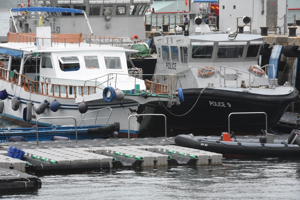 涉事兩隻船隻事後被拖到對面海水警基地繼續調查。