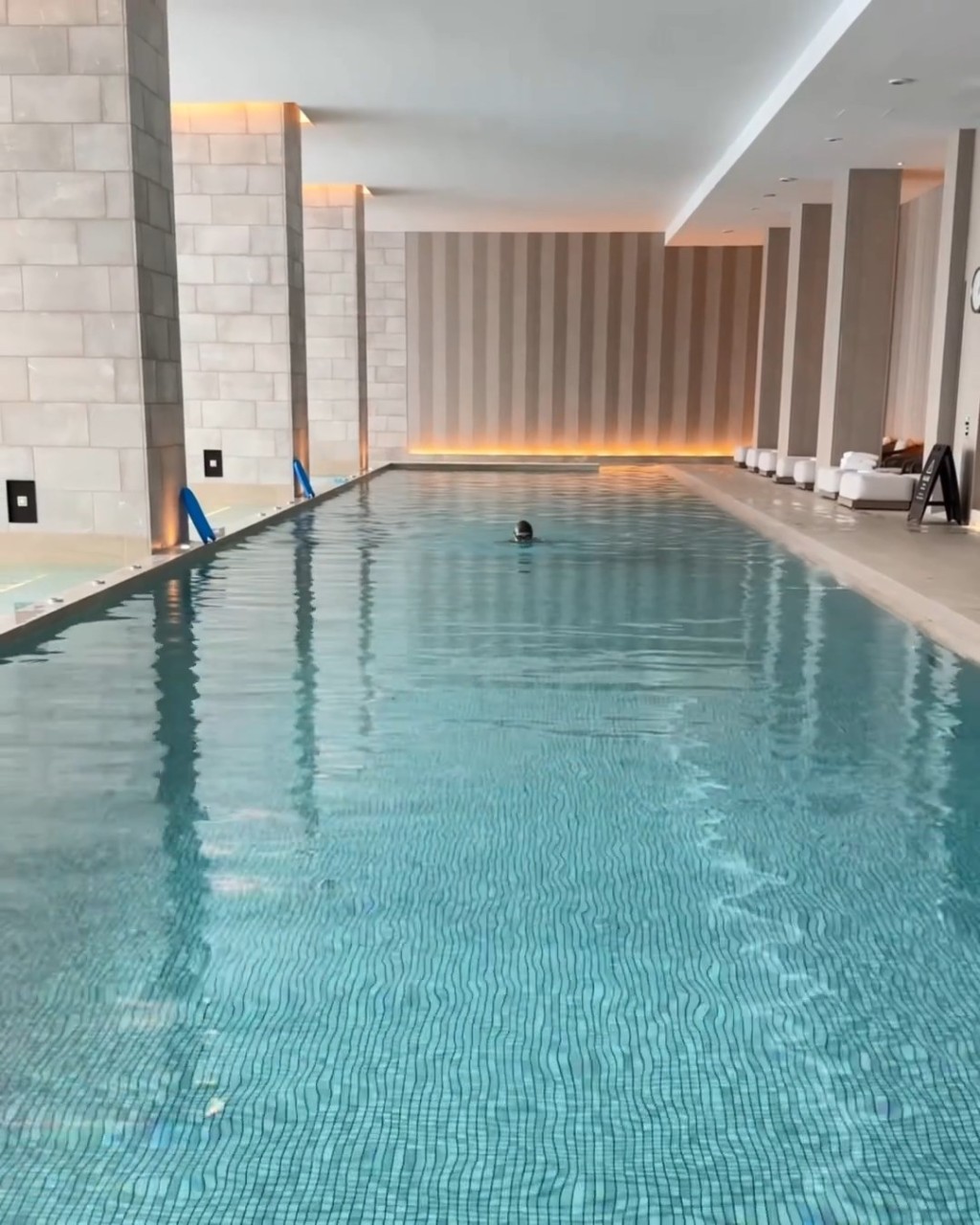 黎姿於IG分享緩慢游泳的影片，估計是以游泳當復健。