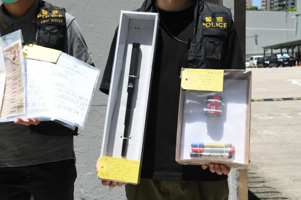 行動中檢獲他們犯案時衣著、伸縮棍及電話作證物等。楊永亨攝