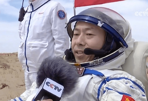 太空人蔡旭哲順利出艙。 央視截圖