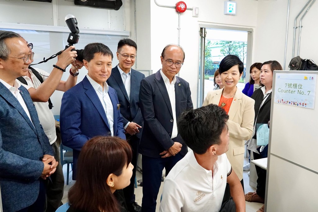 她指，看到不少正在辦理領取鎖匙手續的街坊，大家都對展開新生活充滿期待。