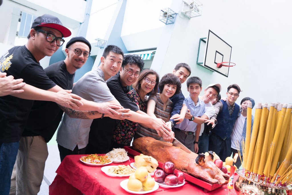 一众演员出席《妈妈的神奇小子》的开镜拜神仪式。