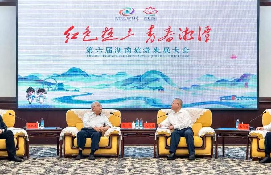 湖南省委書記沈曉明(右)會見出席大會的嘉賓代表。