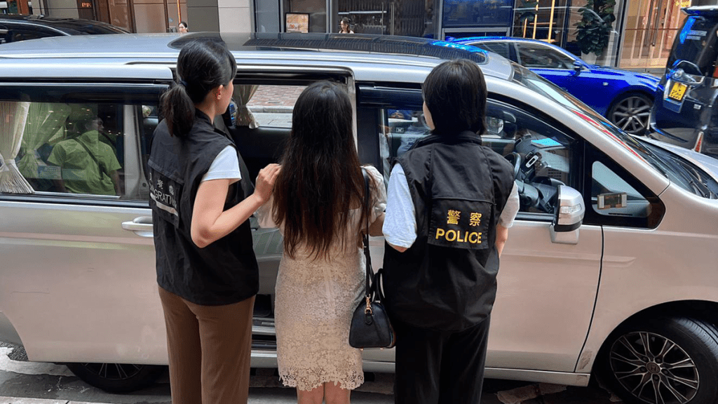 警夥入境處打擊賣淫 搜港島多幢商住大廈及酒店拘12名內地女